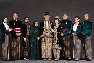 Potret Annisa Trihapsari, Sultan Djorghi, & Adjie Pangestu di Pernikahan Rafi