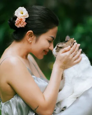 Potret Ariel Tatum Rayakan Ultah Kucing Kesayangan, Ada Kue Ultah Hingga Puluhan Kado