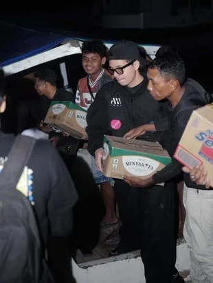 Potret Atta Halilintar Beri Bantuan Langung Kepada Korban Gempa di NTT