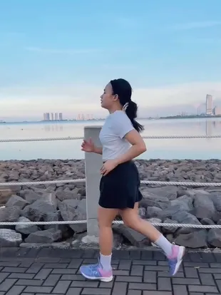 Potret Aulia DA Lari Pagi di Pinggir Pantai Bareng Sang Suami, Tampil Kasual Sporty