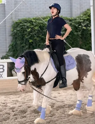 Potret Aura Kasih Asyik Berkuda, Bruno Jadi Kesayangan