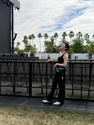 Potret Backstage G-Dragon di Coachella 2026, Perlihatkan Momen Santai