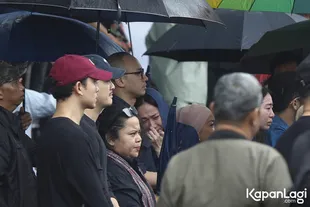 Potret Bunga Citra Lestari Menangis Tersedu di Pemakaman Vidi Aldiano