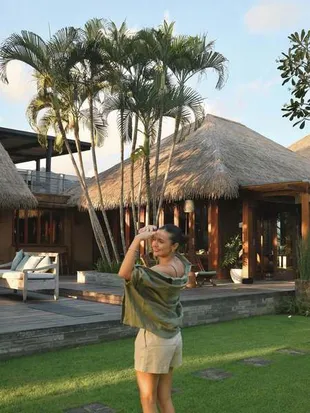 Potret Cantik Amanda Rawles Liburan di Resort Bali