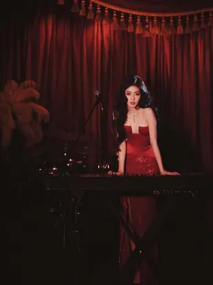 Potret Cantik Bai Lu dengan Gaun Merah di Weibo Night 2026, Pesonanya Memabukkan