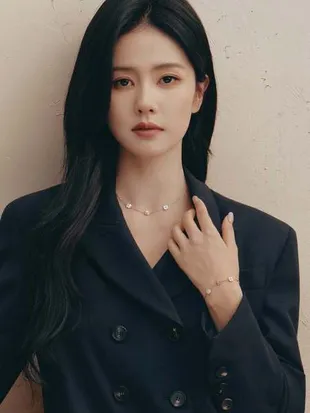 Potret Cantik Bai Lu Jadi Duta Merek Emperio Armani, Banjir Pujian Berkat Visual Menawan