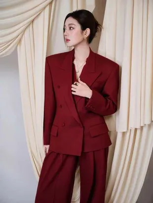 Potret Cantik He Ruixian dengan Setelan Merah, Menyala Cantik