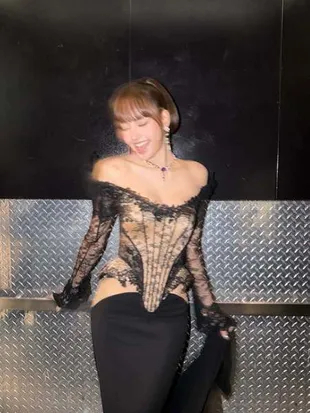 Potret Cantik Lisa BLACKPINK Pakai Dress Brokat di Event Bvlgari