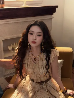 Potret Cantik Wang Yuwen dengan Rambut Keriting, Visualnya Unreal