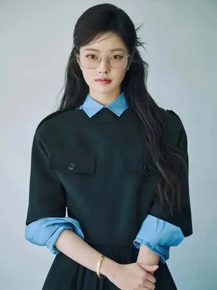 Potret Cantik Xu Ruohan di Sesi Foto dengan Prada, Visualnya Gak Ada Lawan