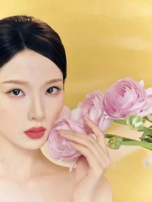 Potret Cantik Zhang Miao Yi Sambut Tahun Baru Imlek 2026, Tampil Anggun dengan Tema Shio Kuda Api