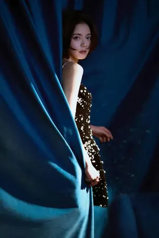 Potret Cantik Zhao Jinmai di Sesi Foto dengan Dress Mini yang Slay dan Bikin Jatuh Cinta