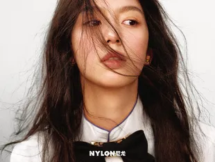 Potret Cantik Zhou Ye Jadi Cover Majalah NYLON China, Gaya Chic Bikin Makin Menarik 