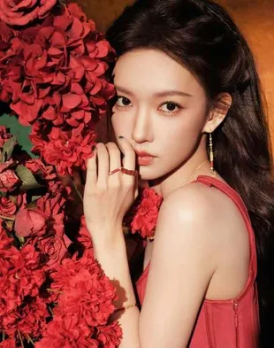 Potret Cheng Xiao Pakai Gaun Merah di Campaign Chow Tai Fook, Visualnya Mahal Banget