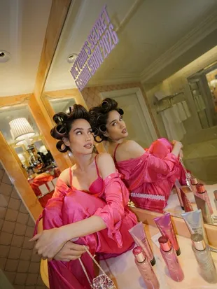 Potret Cinta Laura di Victoria's Secret Fashion Show 2026, Tampil Glamor Bareng Pemenang Miss Universe 2018
