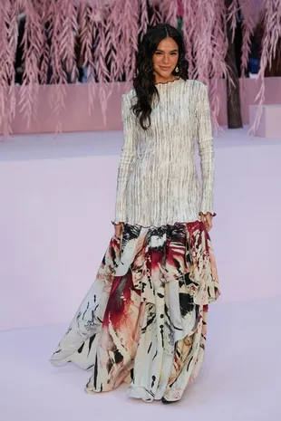 Potret dan Profil Bruna Marquezine, Kekasih Baru Shawn Mendes yang Akhirnya Diungkap ke Publik