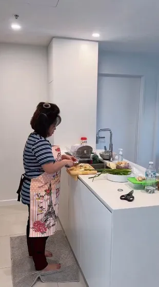 Potret Dapur Rumah Joy Tobing, Romantis Buatkan Masakan Untuk Suami