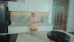 Potret Dapur Rumah Raditya Dika, Clean dan Full Marmer