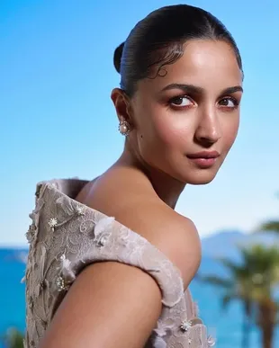 Potret Debut Alia Bhatt di Red Carpet Festival Film Cannes 2025, Stunning dengan Gaya Klasik Glamor