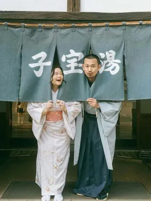 Potret Denny Sumargo Liburan ke Jepang, Tampil Bak Warga Lokal Pakai Kimono