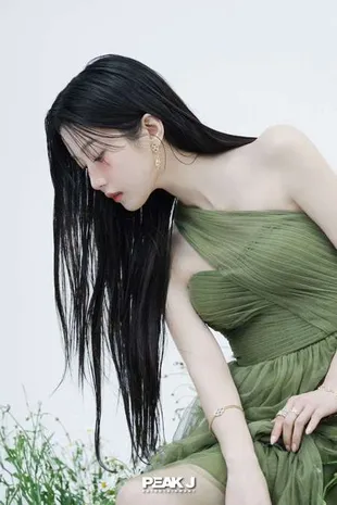 Potret di Balik Layar Pemotretan Moon Ga Young Untuk Harpers Bazaar Korea Edisi April 