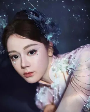 Potret Dilraba Dilmurat di Gala Festival Musim Semi 2026, Kecantikannya Unreal Banget