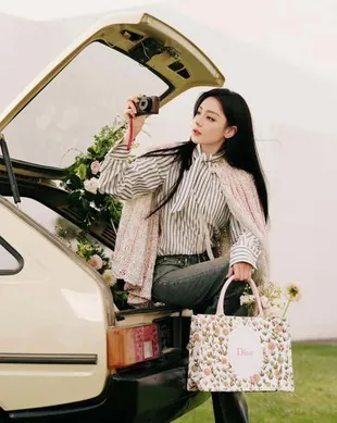 Potret Dilraba Dilmurat di Paris Fashion Week Fall/Winter 2026, Super Chic dan Elegan 