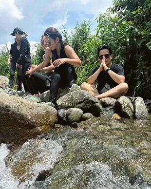 Potret Dinda Kirana Menikmati Momen Main ke Curug Leuwi