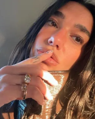 Potret Dua Lipa dan Callum Turner Akhirnya Konfirmasi Tunangan, Cincin Berlian Kembali Jadi Sorotan