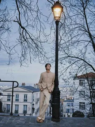 Potret Dylan Wang Berpose di Paris, Pesona Tuan Mudanya Kuat Banget