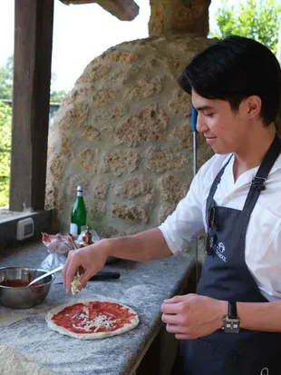 Potret El Rumi dan Syifa Hadju Bikin Pizza Saat Liburan di Italia