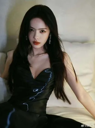 Potret Elvira Cai Tampil Elegan dan Sensual dalam Sesi Foto Terbaru