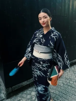 Potret Emi Aramaki Entertainer Jepang yang Kini Resmi Jadi Istri Vanness Wu