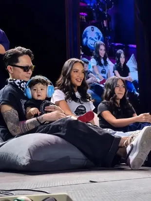 Potret Enduw di 'Festivaaal Marapthon: The Last Tale', Anteng Digendong DJ Bravy
