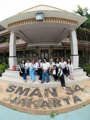 Potret Enzy Storia Reuni SMA setelah 16 Tahun, Kembali Bertemu Guru dan Teman Lama