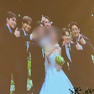 Potret EXO di Pernikahan Kakak Suho, Kai Nervous Jadi MC