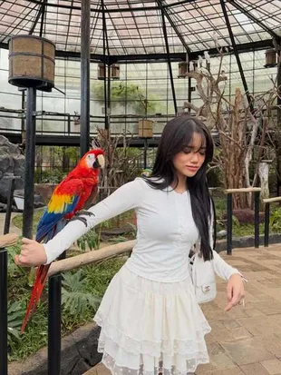 Potret Fuji Ajak Gala Sky Main ke Kebun Binatang, Feeding Time Jadi Favorit 