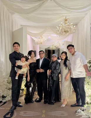 Potret Fuji Kondangan Bareng Keluarga dan Rakin, Tampil Kompak