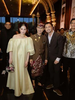 7 Potret Gaya Nagita Slavina saat Kondangan ke Ajik Krisna, Auto Jadi Sorotan