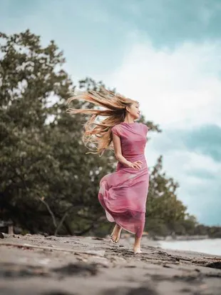 Potret Ghea Indrawari Nikmati Keindahan Pantai, Tampil Anggun Bak Bidadari