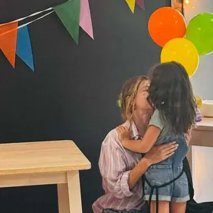 Potret Gigi Hadid Habiskan Waktu Bersama Anak, Rayakan Ulang Tahun ke-6