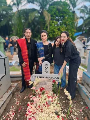 Potret Gisella Anastasia dan Gempi di Pemakaman Opung, Belajar Adat Batak di Tengah Duka
