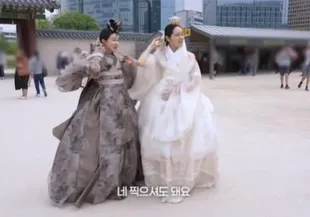 Potret Han Gain Pakai Hanbok, Bak Flashback ke Drama THE MOON EMBRACING THE SUN 