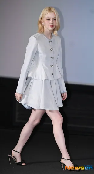 Potret Han So Hee Cantik Berambut Pirang di Konferensi Pers Film 'INTERN'