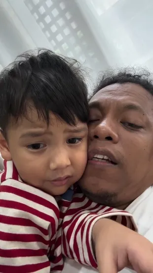 Potret Hangat Kedekatan Arie Kriting Bersama Sang Putra Naka