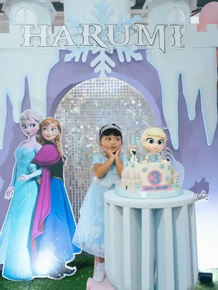 Potret Hanum Mega Rayakan Ulang Tahun Putrinya, Harumi Tampil Jadi Elsa