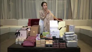 Potret Isi Suvenir Bridesmaid Proposal Jennifer Coppen, Dipenuhi Barang-barang Branded