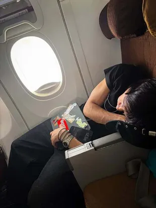 Potret Jefri Nichol Ketiduran saat di Pesawat, Mangap Aja Ganteng