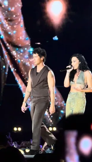 Potret Jonas Brothers & Demi Lovato Bikin Nostalgia CAMP ROCK di Tur 20 Tahun, Reuni Mantan