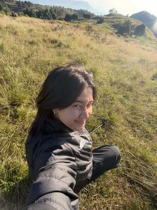 Potret Keisya Levronka Naik Gunung Prau Bareng Paul Aro, Pamerkan Gestur Romantis Sang Kekasih